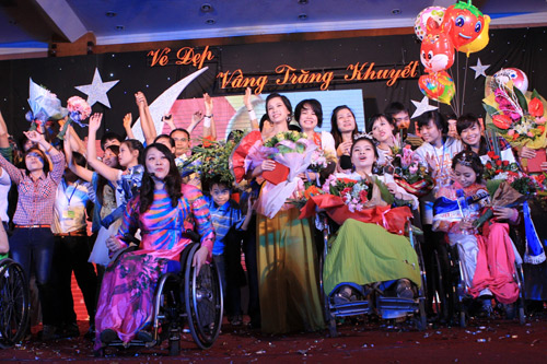 Co gai xinh dep Anh Ngoc dang quang hoa hau khuyet tat