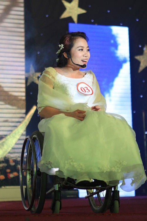 Co gai xinh dep Anh Ngoc dang quang hoa hau khuyet tat