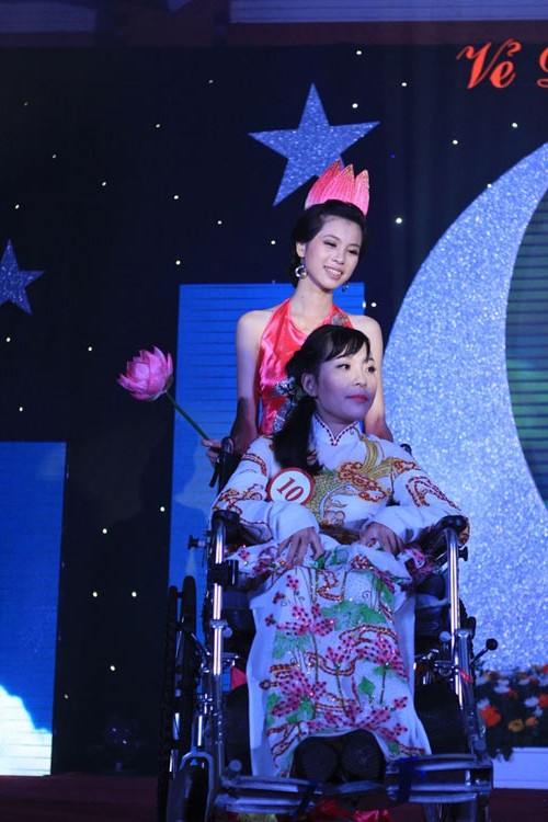 Co gai xinh dep Anh Ngoc dang quang hoa hau khuyet tat