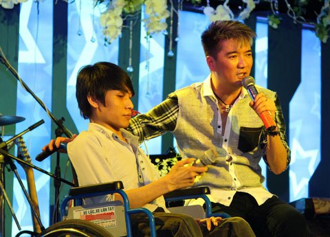 Đặc biệt, màn song ca với người hâm mộ bị khuyết tật - Ngô Thanh Toàn làm cho khán phòng xúc động. Họ cùng hát "Phút cuối" đầy lắng đọng.