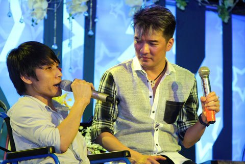 Đàm Vĩnh Hưng chia sẻ, anh nhận được lá thư chia sẻ của Ngô Thanh Toàn về hoàn cảnh gia đình. Nam ca sĩ đã mời anh bạn khuyết tật lên tham dự buổi họp mặt. Thanh Toàn bị bại liệt từ năm 3 tuổi. Năm 2011 trong khi đi đám tang nhà người bạn, lúc qua đường em không may  lại gặp phải tai nạn xe cộ khủng khiếp, sau đó phải đi mổ và một phần tay bị liệt.  Nam ca sĩ quyết định tặng cho fans bị khuyết tật  10 triệu đồng trích từ quỹ Mr.Đàm & em".