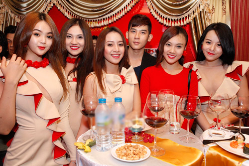 Ho Ngoc Ha va Cuong do la sanh doi di du tiec