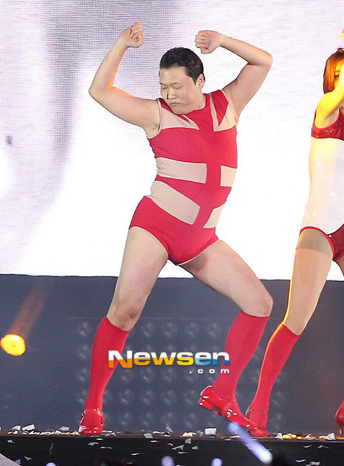 Psy tiep tuc lap ki luc moi voi Gentleman