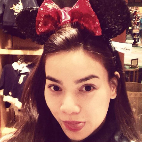 Hình được chụp lúc đưa con đi chơi tại DisneyLand..nỡ lòng nào "mẹ" tận hưởng hơn con nữa... Đừng chửi mình giả nai,teen,nhí nhố nha...m chỉ là nhí nhảnh chút cho zuiii thôi
