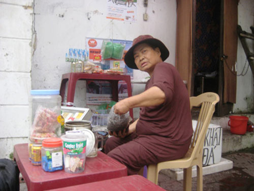 Bà Trần Thị Mận 65 tuổi ở Phủ Lý, Hà Nam được nhiều người biết đến như một tấm gương người nghèo làm việc thiện đáng ngưỡng mộ. Mặc dù hoàn cảnh sống khó khăn, bà vẫn dùng chút lương hưu ít ỏi cùng tiền dành dụm từ việc bán trà đá để gom lại mua sách vở, quần áo cho những trẻ em cơ nhỡ, ban đầu là ở những gia đình nghèo khó ở Hà Nam, sau mở rộng ra các tỉnh nghèo khác.