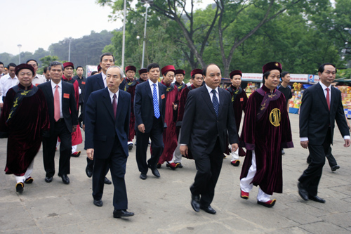 Nguoi dan no nuc ve du le hoi den Hung