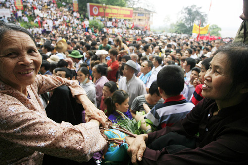 Nguoi dan no nuc ve du le hoi den Hung