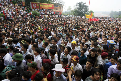 Nguoi dan no nuc ve du le hoi den Hung