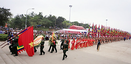 Nguoi dan no nuc ve du le hoi den Hung