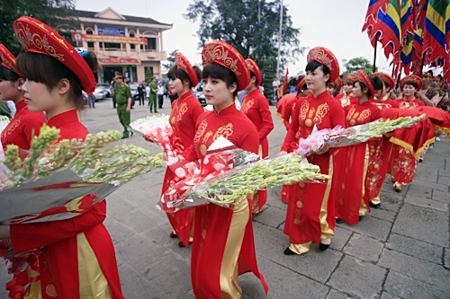 Nguoi dan no nuc ve du le hoi den Hung