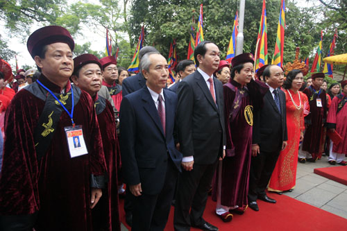 Nguoi dan no nuc ve du le hoi den Hung