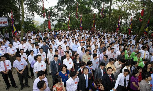 Nguoi dan no nuc ve du le hoi den Hung