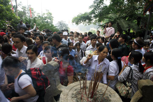 Nguoi dan no nuc ve du le hoi den Hung