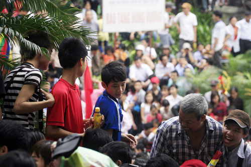 Nguoi dan no nuc ve du le hoi den Hung