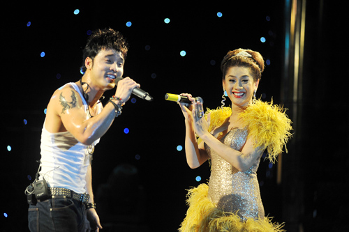Suc hut lon tu ca si chuyen gioi Lam Chi Khanh va Huong Giang Idol