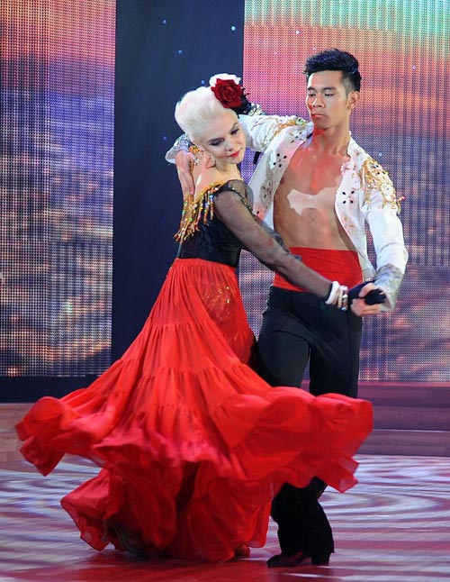Ngọc Quyên khóa môi bạn nhảy nồng nàn, Ca nhạc - MTV, buoc nhay hoan vu, buoc nhay hoan vu 2013, BNHV 2013, BNHV, Ngoc Quyen, khoa moi, hon, ban nhay, Yen Trang, Maya, Bao Anh, tin tuc