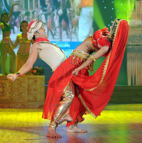 Ngọc Quyên khóa môi bạn nhảy nồng nàn, Ca nhạc - MTV, buoc nhay hoan vu, buoc nhay hoan vu 2013, BNHV 2013, BNHV, Ngoc Quyen, khoa moi, hon, ban nhay, Yen Trang, Maya, Bao Anh, tin tuc