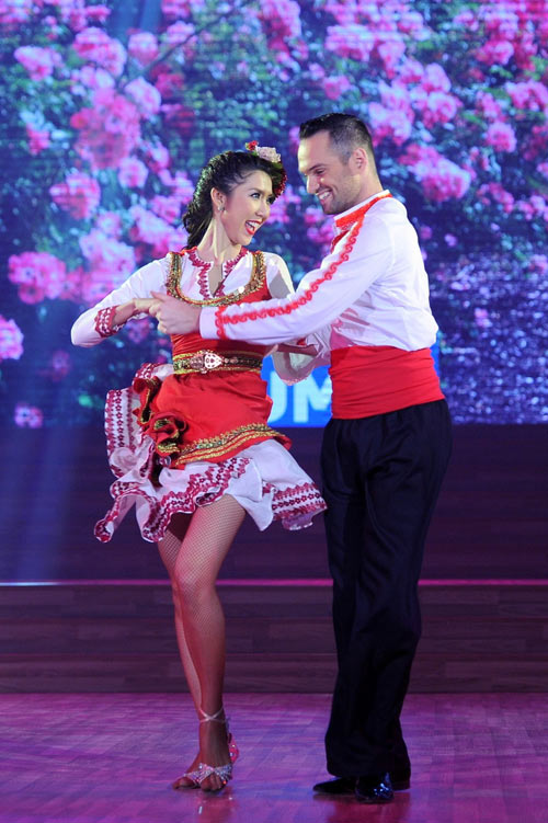 Ngọc Quyên khóa môi bạn nhảy nồng nàn, Ca nhạc - MTV, buoc nhay hoan vu, buoc nhay hoan vu 2013, BNHV 2013, BNHV, Ngoc Quyen, khoa moi, hon, ban nhay, Yen Trang, Maya, Bao Anh, tin tuc