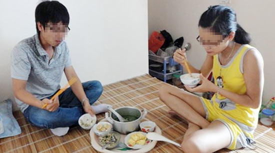 Giật mình bạn gái 'mời' bạn trai về... ở cùng