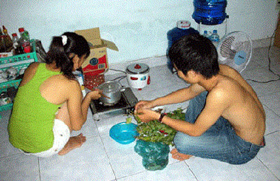 Giật mình bạn gái 'mời' bạn trai về... ở cùng