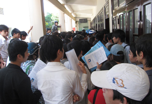 Đăng ký dự thi ĐH, CĐ: Kinh tế giảm, sư phạm tăng