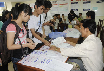 Nop ho so thi DH-CD 2013 khu vuc phia Bac: Nong - Lam - Y hut thi sinh