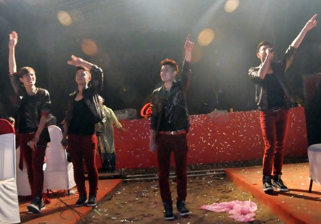 Dam Vinh Hung doi mua chay het minh trong dem dien