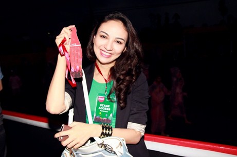 Dam Vinh Hung doi mua chay het minh trong dem dien