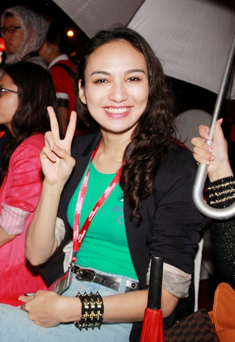 Dam Vinh Hung doi mua chay het minh trong dem dien
