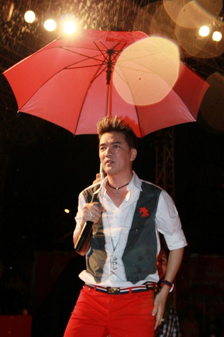 Dam Vinh Hung doi mua chay het minh trong dem dien