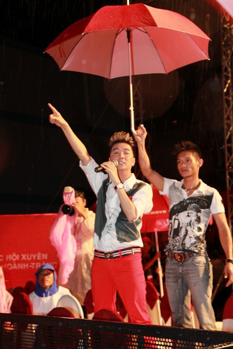 Dam Vinh Hung doi mua chay het minh trong dem dien