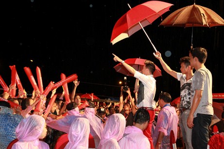 Dam Vinh Hung doi mua chay het minh trong dem dien