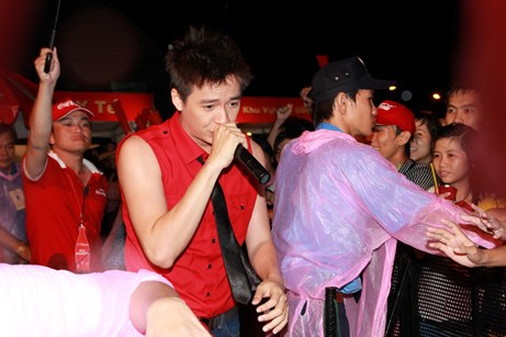 Dam Vinh Hung doi mua chay het minh trong dem dien