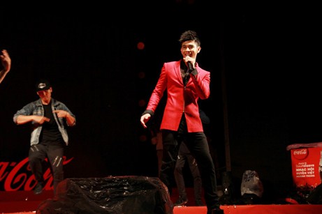 Dam Vinh Hung doi mua chay het minh trong dem dien