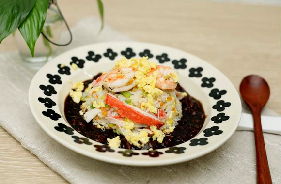 Thưởng thức cơm rang nước sốt thơm ngon