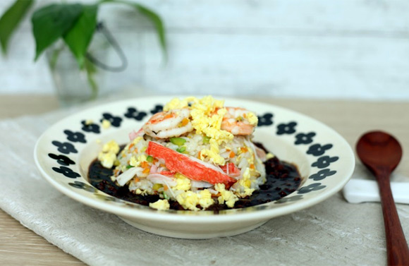 Thưởng thức cơm rang nước sốt thơm ngon