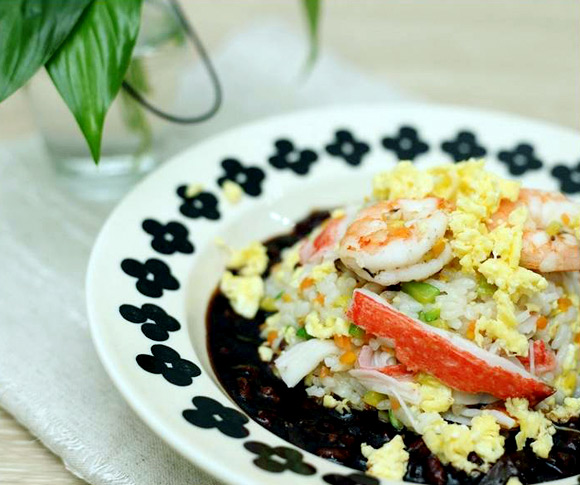 Thưởng thức cơm rang nước sốt thơm ngon