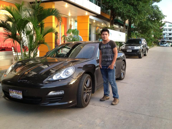 Nhạc sĩ Nguyễn Văn Chung chia sẻ bức ảnh chụp chung cùng chiếc ô tô với tâm sự: " định mua chiếc này, mà bên đây rẻ quá, có 30 mấy ngàn, chưa đến 1 tỷ nên không thèm mua. Phàm đã là "nghệ sĩ" thì cái gì tiền tỉ mới mua... (Nói nhảm buổi sáng để ăn ngon miệng)... Hehehe".