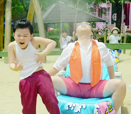 'Tiểu PSY' bị lăng mạ vì mẹ là người Việt