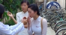 Nữ sinh mặc áo dài, phì phèo thuốc lá gây bất bình cho cư dân mạng