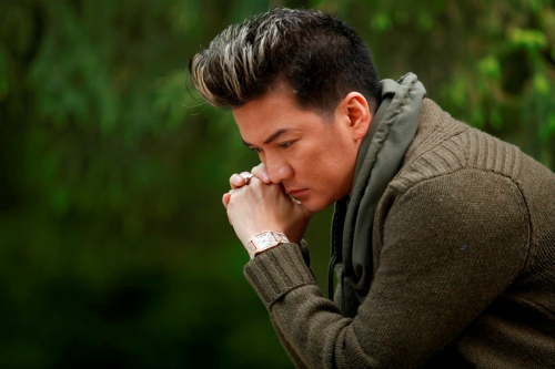 Dam Vinh Hung no luc tim kiem dong ho tien ty bi mat