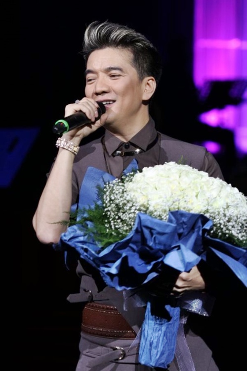 Dam Vinh Hung no luc tim kiem dong ho tien ty bi mat
