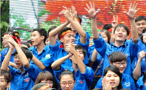 Hon 3.000 ban tre tung bung ra quan mua he tinh nguyen 2013