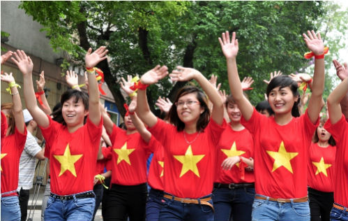 Hon 3.000 ban tre tung bung ra quan mua he tinh nguyen 2013