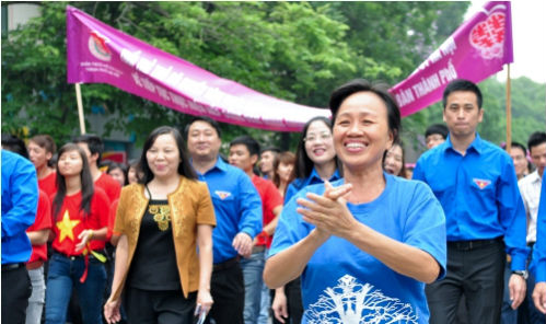 Hon 3.000 ban tre tung bung ra quan mua he tinh nguyen 2013
