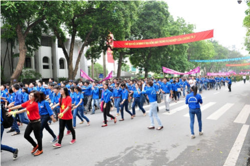 Hon 3.000 ban tre tung bung ra quan mua he tinh nguyen 2013