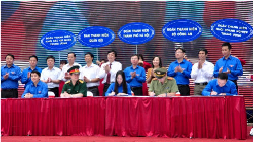 Hon 3.000 ban tre tung bung ra quan mua he tinh nguyen 2013