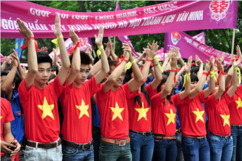 Hon 3.000 ban tre tung bung ra quan mua he tinh nguyen 2013