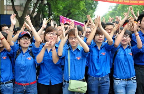 Hon 3.000 ban tre tung bung ra quan mua he tinh nguyen 2013