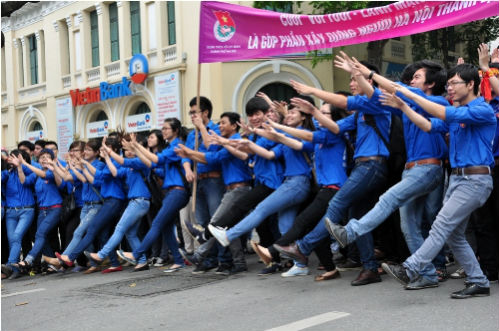Hon 3.000 ban tre tung bung ra quan mua he tinh nguyen 2013
